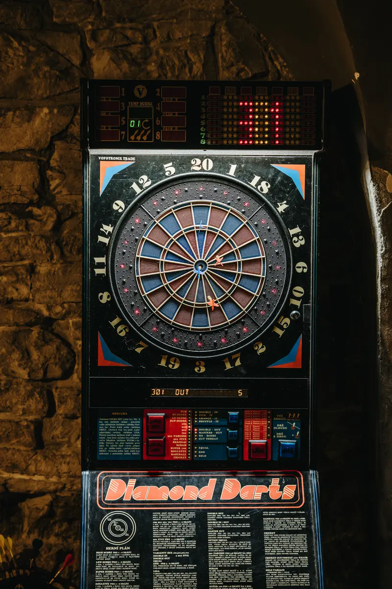 Šipky Diamond Darts u kamenné zdi