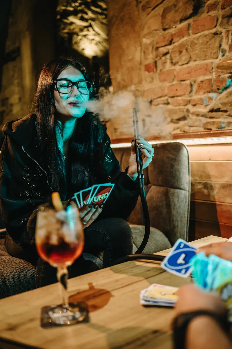 Žena s vodní dýmkou a koktejlem