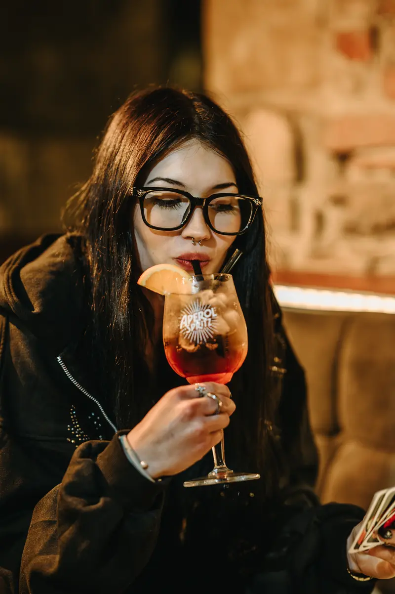 Žena u stolu s vodní dýmkou