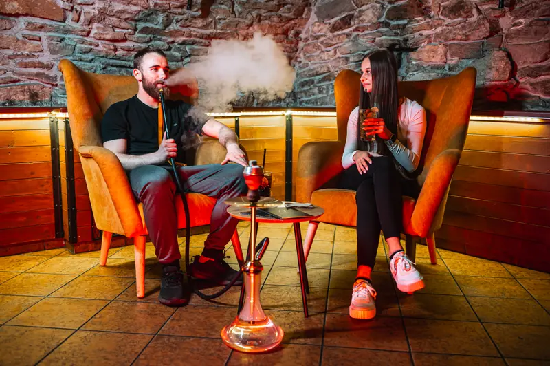 Muž s vodní dýmkou