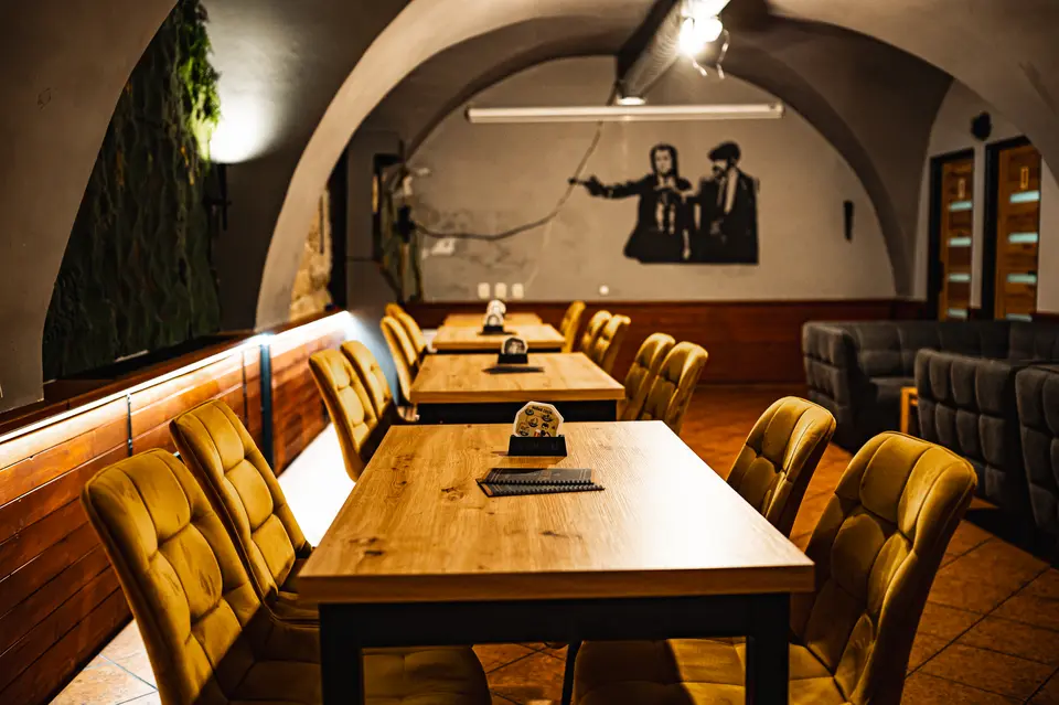 Dlouhý stůl s murálem